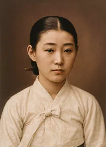 그 외에 갖은 춤이며 양금, 노래, 가사, 시조, 육자배기, 흥타령 등 무불겸전하며, 어여쁜 얼굴과 손님에게 친절함은 일반 화류계에서도 칭찬받는 바이요. 얼굴과 같이 온순한 성질은 능히 접촉하는 사람의 마음을 화락케 하는 것이 난홍(蘭紅)의 특색이라. 7