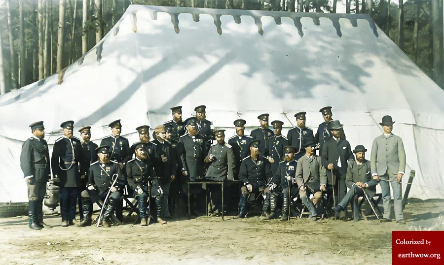 로마노프 왕가의 일족들은 이곳에서 휴양과 사냥을 즐기곤 했다. 아래는 1890년, 스파와를 찾은 로마노프 왕가의 13대 황제 알렉산드르 3세(Alexander III, 1845~1894)와 일족들의 모습을 담고 있다. 7