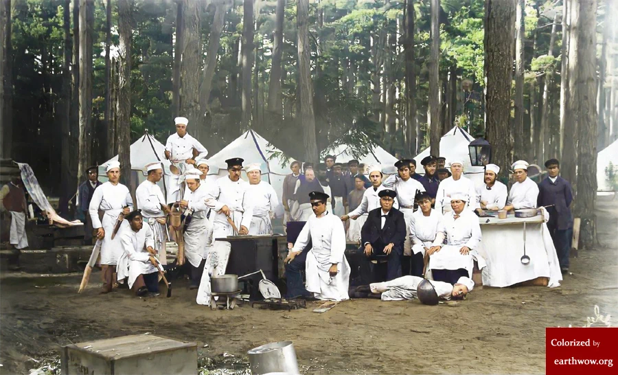 로마노프 왕가의 일족들은 이곳에서 휴양과 사냥을 즐기곤 했다. 아래는 1890년, 스파와를 찾은 로마노프 왕가의 13대 황제 알렉산드르 3세(Alexander III, 1845~1894)와 일족들의 모습을 담고 있다. 23