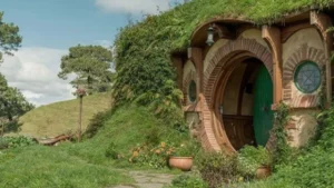 백 엔드(Bag End) - 뉴질랜드 호비튼 빌리지(Hobbiton Village)   호빗 마을 영화 세트장(Hobbiton™ Movie Set) 펠레노르 평원(Pelennor Fields) - 뉴질랜드 남섬 캔터베리의 트와이젤(Twizel)   펠레노르 평원(Pelennor Fields) - 뉴질랜드 남섬 캔터베리의 트와이젤(Twizel)   펠레노르 평원(Pelennor Fields) - 아오라키 마운트쿡 국립공원(Aoraki/Mount Cook National Park)   리븐델(Rivendell) - 카이토크 리저널 파크(Kaitoke Regional Park)   에민 무일(Emin Muil) - 와카파파(Whakapapa) 스키 리조트   로히림 빌리지(Rohirrim Village, 로한인 마을) - 풀번 저수지(Poolburn Reservoir)   아르고나스의 기둥(Pillars of the Argonath) - 카와라우 강(Kawarau River)   미나스 티리스(Minas Tirith) - 아오라키 마운트쿡 국립공원(Aoraki/Mount Cook National Park)   마법사 간달프가 백마 쉐도우허트(Shadowheart)를 소환한 곳 - 마보라 호수 도로(Mavora Lakes Road)   나팔산성(Helm's Deep) - 에레혼 농장(Erewhon Station)   에도라스(Edoras) - 뉴질랜드 남섬 선데이 산(Mount Sunday)   넨 히소엘(Nen Hitoel) - 뉴질랜드 남섬 북마로바 호수(Lake North Mavora)   프로도가 걷던 숲 길 - 뉴질랜드 웰링턴 빅토리아 산(Mount Victoria) 11