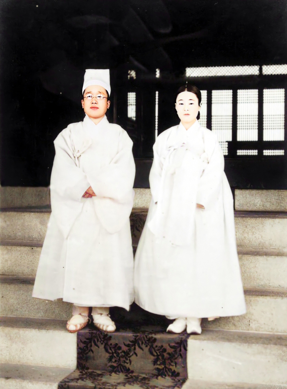 1926년 4월 26일, 대한제국의 마지막 황제&nbsp;순종(純宗)이 별세한 후 상복을 입고 복상 중인 왕세자 이은과 이방자의 모습. 1