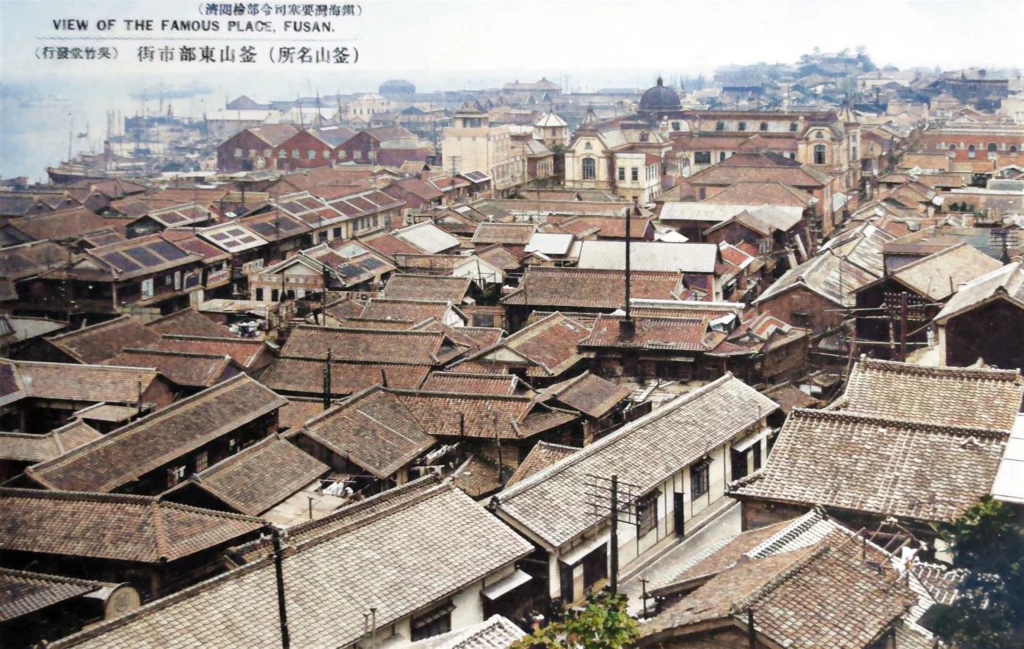 1930년대, 부산 동부 시내의 주택가 전경을 촬영한 사진.&nbsp;신식 가옥과&nbsp;깨끗한 골목으로 단장된 부촌의 모습이다. 1