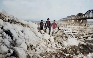 1928년 겨울, 얼어붙은 압록강에서 기념촬영을 하는 가족으로 보이는 일행들. 뒤로는 평안북도 신의주시와 중국 요령성 단둥시(丹東市)를 잇는 압록강 철교(鴨綠江鐵橋)가 보인다. 3