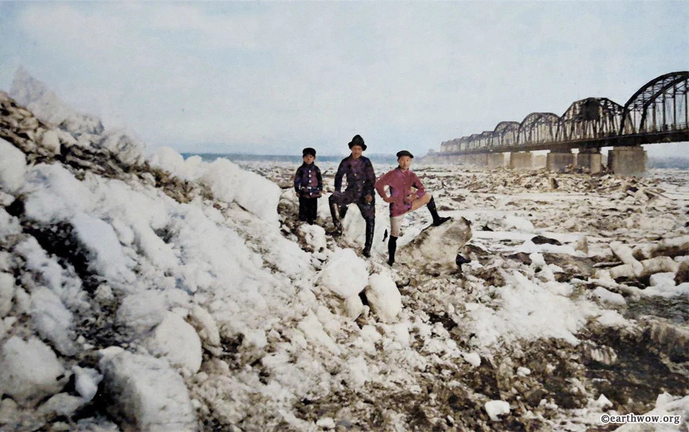 1928년 겨울, 얼어붙은 압록강에서 기념촬영을 하는 가족으로 보이는 일행들. 뒤로는 평안북도 신의주시와 중국 요령성 단둥시(丹東市)를 잇는 압록강 철교(鴨綠江鐵橋)가 보인다. 1