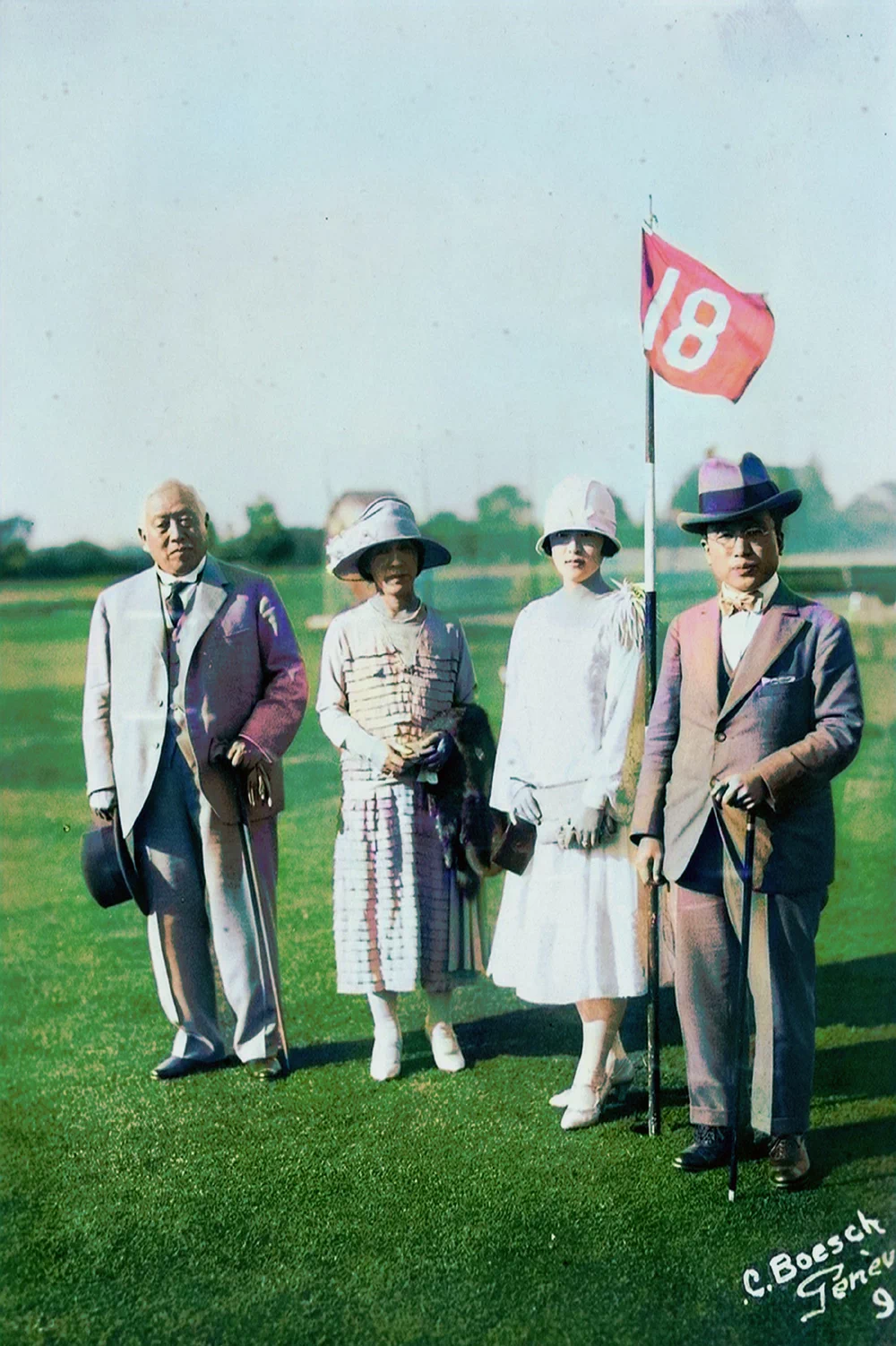 <p>
1927년, 유럽 순방에 나선 영친왕(英親王, 1897~1970) 내외가 사이토 마코토(齋藤實, 1858~1936) 내외와 함께 스위스 제네바의 골프장을 방문한 모습이다. 영친왕의 유럽 순방은 1년에 가까운 장기 일정이었다.</p> 1