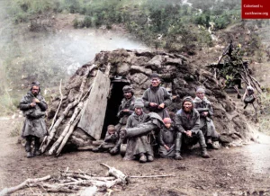 사진은 1905년경에 촬영된 사미족 일가족과 움막집. 3