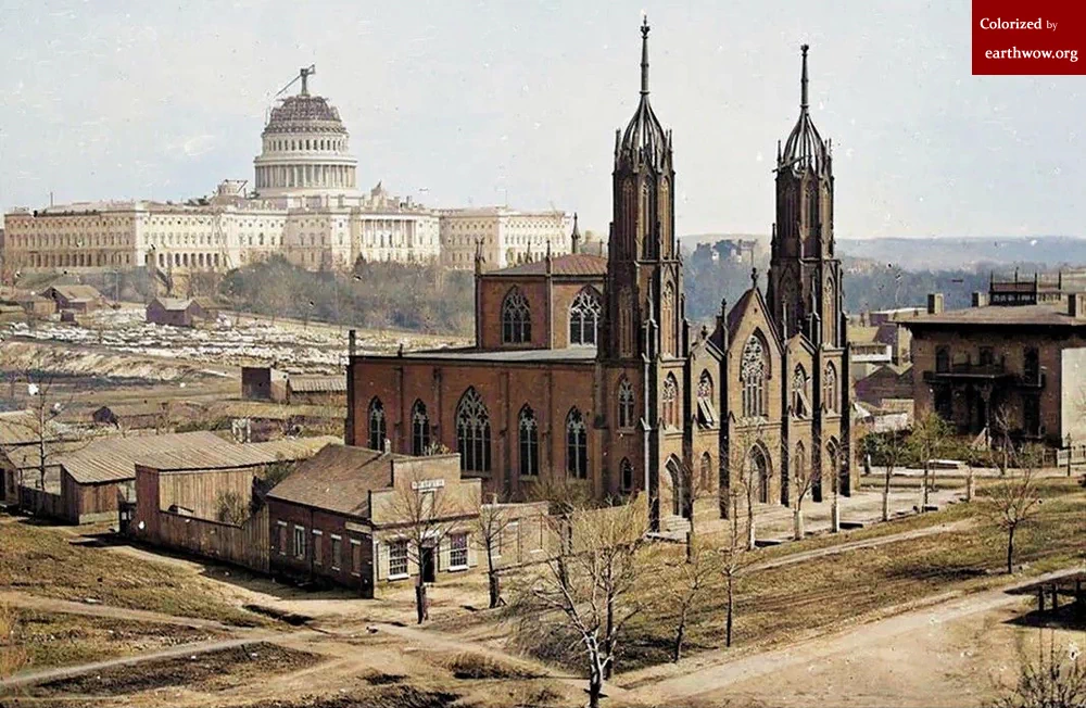 정면에 보이는 건물은 트리니티 성공회 교회(Trinity Episcopal Church)로 1936년에 철거되었다. 1