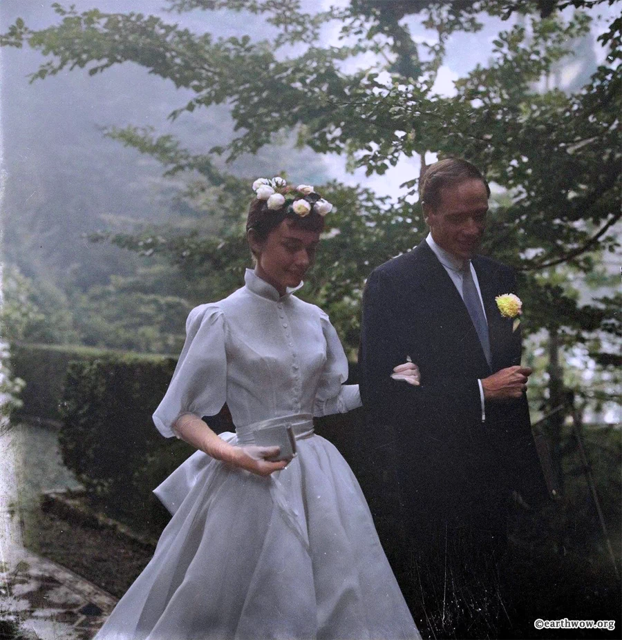 1954년 9월 24일, 영국의 전설적인 여배우 오드리 헵번(Audrey Hepburn, 1929~1993)과 미국의 배우 겸 감독 멜 페러(Mel Ferrer, 1917~2008)가 스위스 뷔르겐슈톡(Bürgenstock)의 예배당에서 결혼식을 올리는 모습. 5