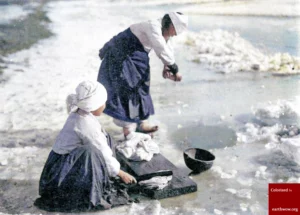 1920년대 겨울, 조선인 부녀자들이 꽁꽁 얼어붙은 강에 구멍을 낸 뒤 빨래를 하는 모습. 맨손으로 옷을 짜는 모습과 함께 젖어버린 치맛자락이 애처롭다. 11