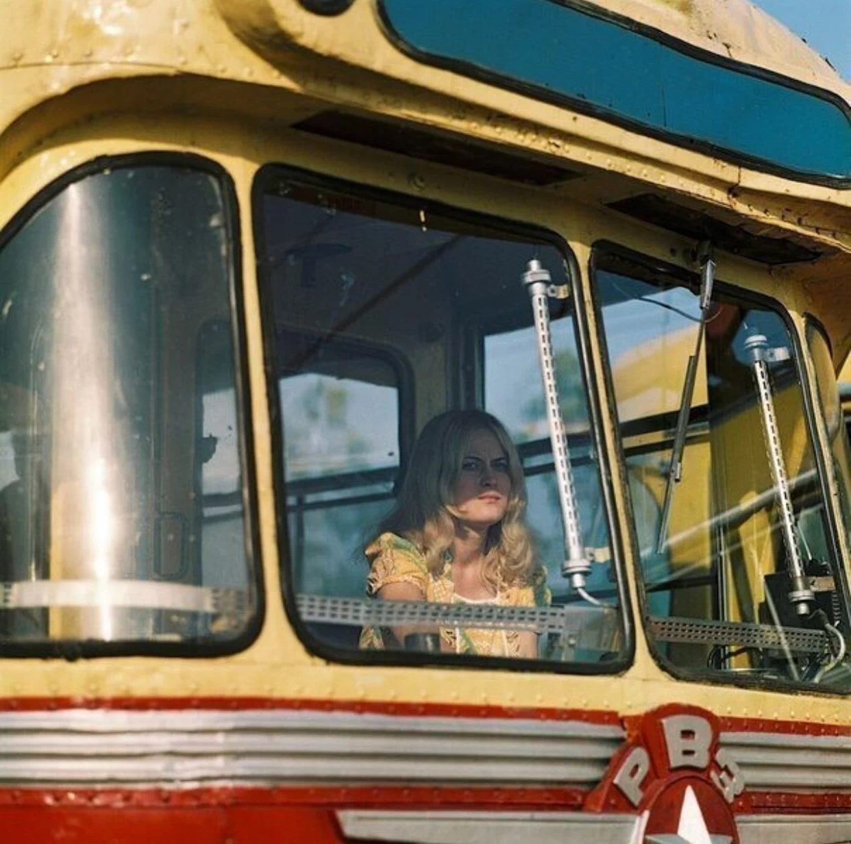 1970년대 소련에서 트램(tram, 노면전차)은 가장 인기 있고 저렴한 대중교통수단 중 하나였다. 1969년부터 1992년까지 생산된 KTM-5 모델은 소련에서 가장 많이 사용된 트램으로, 총 1만 4천여 대가 만들어졌다. 이 트램들을 운전하는 기사들 중에는 여성들도 많았다. 1