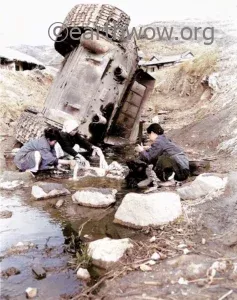 <p>
1951년 1월 8일, 한국전쟁 중 파손된 채로 개울에 전복된 러시아제 T-34 탱크 옆에서 '그래도 삶은 계속된다'는 듯 부녀자들이 무심하게 빨래를 하고 있다.</p> 19