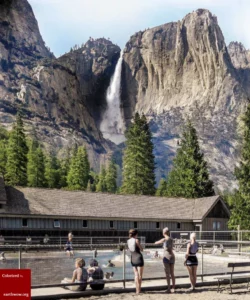 캘리포니아 요세미티 국립공원(Yosemite National Park)의 요세미티 폭포(Yosemite Falls) 아래 휴양소는 1928년에 지어진 요세미티폴스 롯지(Yosemite Falls Lodge)라는 이름의 목조 건물로, 폭포소리와 물보라를 가까이에서 즐길 수 있는 곳이었다.  23