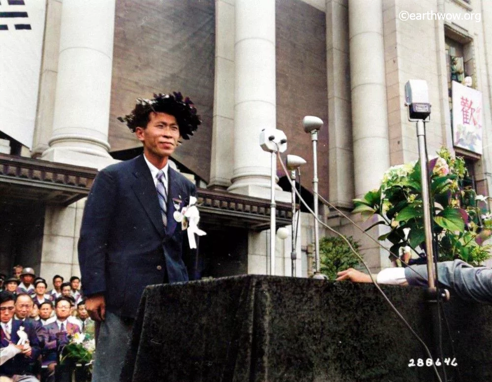 1947년 6월 23일 오전, 제51회 보스턴 마라톤 대회에서 우승을 차지한 서윤복(徐潤福, 1923~2017)이 중앙청 앞 광장에서 개최된 환영회에서 인사를 하고 있다. 1