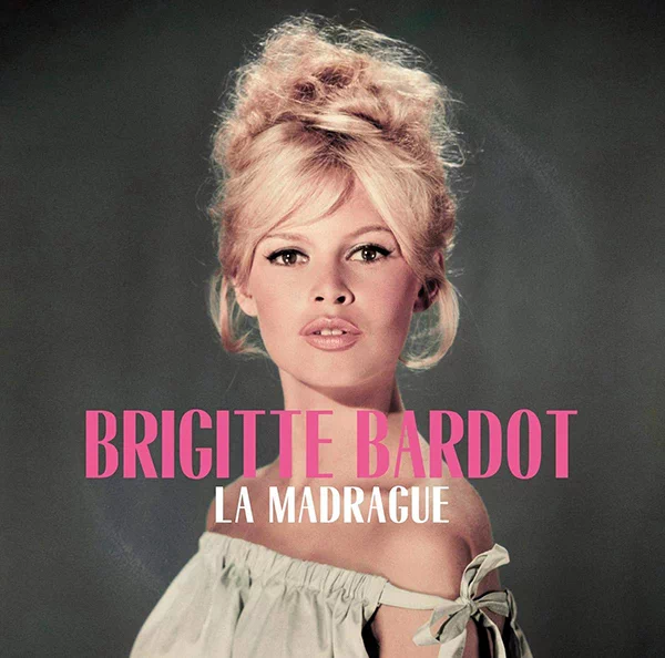 1958년 5월, 프랑스 여배우 브리지트 바르도(Brigitte Bardot)가 생트로페(Saint Tropez)에 중심부에 있는 에르브 광장(Place aux Herbes)으로 가기 위해 반려견과 함께 계단을 내려가고 있다. 이탈리아의 사진작가 윌리 리조(Willy Rizzo, 1928~2013)가 촬영하였다. 3