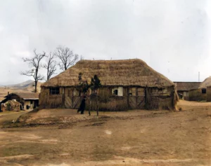 한국전쟁 직후, 한반도 전역이 영향을 받아 어려움을 겪었지만 특히 전란의 소용돌이에 있던 경기도는 초토화 상태였다. 이런 건물이라도 있는 곳은 다행인 편이었으며, 천막, 뼈대만 남은 건물, 심지어 지붕도 없는 공터에 책상만 놓고 수업을 받는 경우도 흔했다. 3