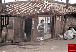 1938년, 경성(서울)의 주택가에서 영업 중인 떡집의 모습. 죽도 함께 파는 곳인지 창문에는 <죽집, 떡집>이라는 문구가 적혀있다. 19