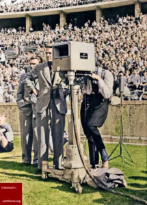 1940년 8월 10일부터 11일까지 베를린 올림픽 스타디움(Olympiastadion Berlin)에서 개최된 제42회 독일육상선수권대회에서 방송국 관계자들이 TV 중계 카메라를 가동하고 있다.  19