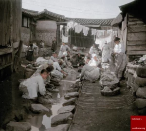 1926년, 경성의 주택가 근처에 조성된 빨래터에 아낙네들이 모여 빨래를 하고 있다. 3