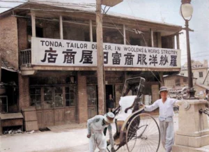 1925년, 경성의 '톤다 나사 양복상옥상점'(羅紗洋服商 富田 屋商店 / Tonda, Tailor Dealer in Woolen & Works Strictry) 앞에서 인력거꾼들이 포즈를 취하고 있다. 19