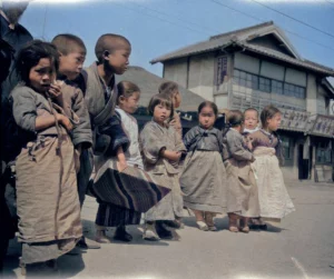 1926년 초, 경성(서울)의 상점거리에 조선인 어린이들과 일본인 어린이들이 모여 무언가를 구경하고 있다. 일제시대에는 일반적으로 일본인 거주지와 조선인 거주지가 자연스럽게 따로 형성되어 있는 경우가 많았으나, 이곳은 상가가 밀집한 번화가여서 아이들이 어울려 있었던 것으로 보인다. 19