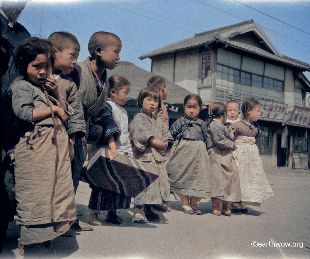 1926년 초, 경성(서울)의 상점거리에 조선인 어린이들과 일본인 어린이들이 모여 무언가를 구경하고 있다. 일제시대에는 일반적으로 일본인 거주지와 조선인 거주지가 자연스럽게 따로 형성되어 있는 경우가 많았으나, 이곳은 상가가 밀집한 번화가여서 아이들이 어울려 있었던 것으로 보인다. 1