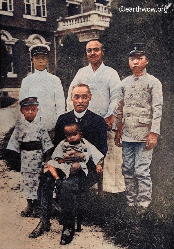 1920년대 초, 이완용(李完用, 1872~1937)의 삼대가 옥인동 저택 앞에서 기념사진을 찍고 있다. 뒤쪽으로 이완용 저택 특유의 발코니가 보인다. 1