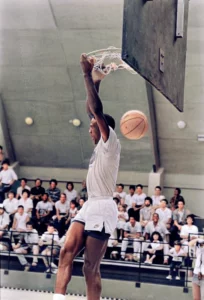 1985년 8월 22일, 미국 NBA의 전설 마이클 조던(Michael Jordan)이 리버스 덩크를 하는 모습. 흔한 조던의 덩크지만 별다른 환호 없이 지켜보는 관중들의 반응이 오히려 보기 드문 장면이다. 7