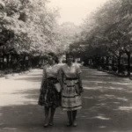 알려져 있듯이 이란 사람들의 생활모습은 이슬람 혁명 전후가 완전히 다른 세계이다. 이는 특히 여자들에게 더 극명하게 나뉘는데, 혁명 전이 밝은 세계였다면 현재는 어둠에 싸여있다고 할 수 있다. 15