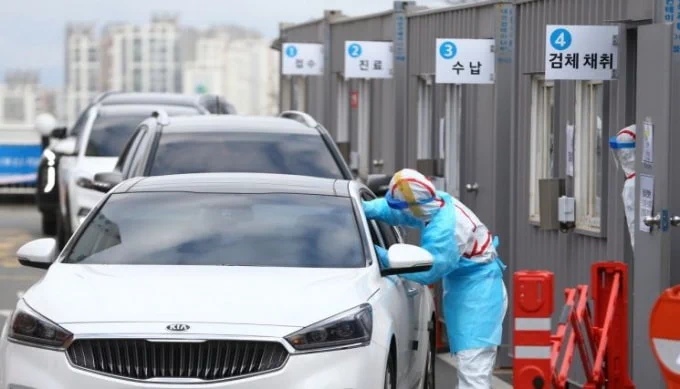 차량이 멈추지 않고 물건이나 음식을 살 수 있는 '드라이브스루(자동차 이동형, drive-thru)' 서비스의 역사는 1930년대로 거슬러 올라갈 정도로 역사가 깊다. 사실상 자가용 상용화와 함께 출현한 셈. 1