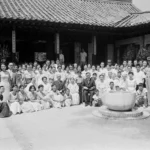 아래의 사진은 해위 윤보선(尹潽善, 1897~1990)이 제2공화국의 대통령으로 확정된 후 이를 축하하기 위해 1960년 8월 14일, 서울 종로구 안국동의 사저에 모인 해평 윤씨 자손들의 모습이다. 17
