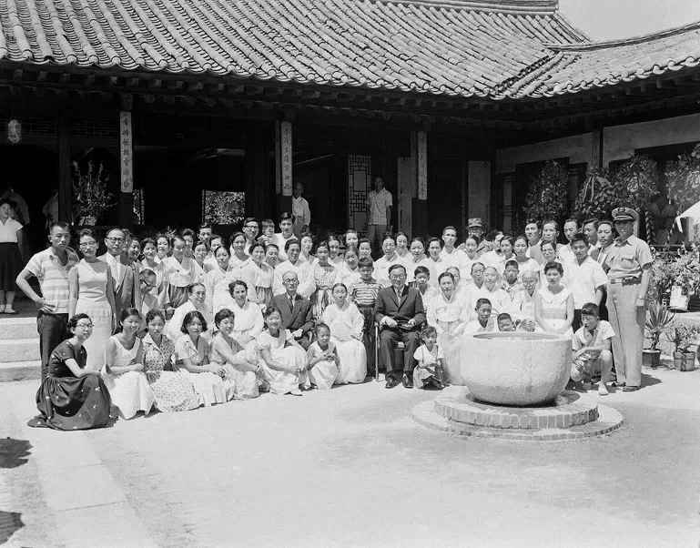 아래의 사진은 해위 윤보선(尹潽善, 1897~1990)이 제2공화국의 대통령으로 확정된 후 이를 축하하기 위해 1960년 8월 14일, 서울 종로구 안국동의 사저에 모인 해평 윤씨 자손들의 모습이다. 1