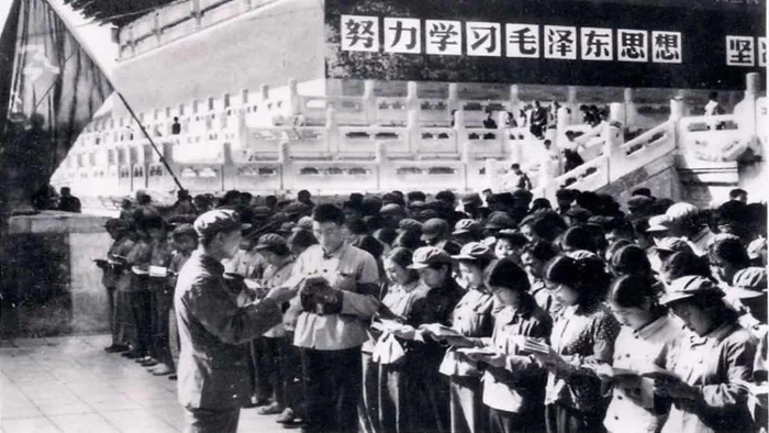 그는 샤먼시 공예미술학원(廈門市工藝美術學院)에서 공부했으며, 문화혁명이 시작되자 선전포스터를 그리는 것으로 참여했다. 그 결과 홍위병들의 잔혹한 행위에 대해 누구보다 더 많이 접할 수 있었으며, 아이러니하게도 이는 모택동에 대한 증오심이 점점 깊어져 간 계기가 되었다. 1