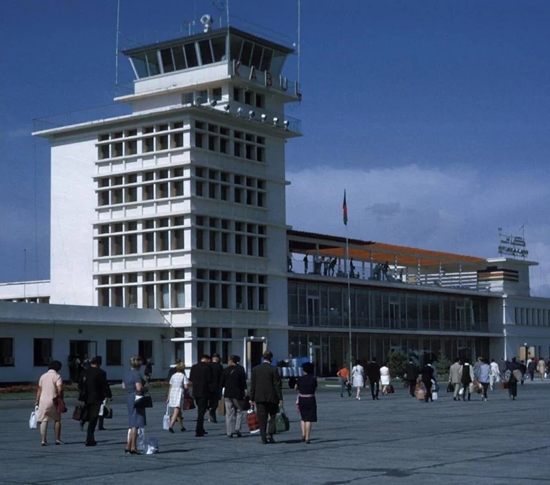 <p>
▲ 카불 국제공항(Kabul International Airport). 1960년 소련이 건설하였으며 9·11 테러 이후 미국과 연합군의 공습을 받아 파괴되었다가 재건되었다. ▲ 아프가니스탄 수도 카불의 항공촬영 모습 ▲ 카불 구 시가지 전경 ▲ 1932년에 문을 연 카불대학교(Kabul University) 캠퍼스. 1950년에는 여성들에게도 개방되면서 2021년 8월 현재 2,2000명의 학생 중 43%가 여학생이다. 하지만 탈레반이 재집권하면서 이들의 미래는 알 수 없다. ▲ 카불대학교 기숙사 ▲ 서기 5세기경에 건설된 카불의 발라 히사르(Bala Hissar) 요새 ▲ 카불 구 시가지의 오래된 집들 ▲ 마자르이샤리프(Mazar-i-Sharif)의 항공촬영 모습. 50만 명의 인구로 아프가니스탄에서 인구 규모에서는 세 번째로 큰 도시이다. ▲ 마자르이샤리프(Mazar-i-Sharif)의 항공촬영 모습 ▲ 나디르 샤(Nadir Shah, 1688~1747)의 영묘.(관련 글: 비운의 공작좌) ▲ 마자르이샤리프(Mazar-i-Sharif) 공항. 1960년대 냉전기간 동안 미국이 중동에서 영향력을 발휘하기 위해 건설한 곳으로 아프가니스탄에서 가장 큰 공항 중 하나(네 번째)이다. 아이러니하게도 1980년대에는 냉전의 상대인 소련군이 무자헤딘을 타격하기 위해 사용하기도 하였다. ▲ 부르카를 쓰고 어딘가로 가는 여성 ▲ 부르카를 쓰고 아이를 안고 가는 아프가니스탄 여성. 앞으로 드러난 현대적인 스커트가 눈길을 끈다. ▲ 면화를 가득 실은 트럭. 이 시기 아프가니스탄은 과일과 면화가 수출량의 60%를 차지할 정도였으나 내전으로 농지와 관개시설이 파괴되면서 수출량이 급감했다. 무엇보다 300만 명의 농민들이 국외로 탈출했다. ▲ 다양한 열대과일 상인 ▲ 상공에서 본 바미얀 계곡 ▲ 바미얀에 거주하는 유목민들의 몽골식 유르트(yurt) ▲ 불상이 있는 바미얀 계곡 ▲ 지금은 사진으로만 볼 수 있는 바미얀 석불. 파괴 이후 잔해 속에서 페르시아의 유적이 발견되기도 하였다.(관련 글: 페르시아의 불사조) ▲ 바미얀 석불은 2001년 3월 탈레반에 의해 완전히 파괴되었지만, 1969년 사진 속에서도 이미 잘려나간 얼굴과 파손된 다리로 추측할 수 있듯이 오랜 세월 이곳의 무슬림 사회로부터 배척되는 건축물이었다. ▲ 바미얀 계곡에 있는 고대 요새의 흔적 ▲ 칸다하르 국제공항(Kandahar International Airport). 아프가니스탄에서 두 번째로 큰 국제공항이자 최대의 군사기지로 역시 1950년대 후반 미국이 영향력 강화를 위해 건설하였다. ▲ 힌두쿠시(Hindu Kush) 산맥 풍경. 해발 7,000m 이상의 고산이 많은 곳으로 7,708m의 티리치미르(Tirich Mir)산이 가장 높다. ▲ 힌두쿠시 산맥에 있는 고대의 요새. 이 일대는 과거 탈레반이 근거지로 삼았던 곳이다. ▲ 힌두쿠시 산맥의 장엄한 풍경. '힌두 쿠시'란 힌두인들이 죽는 곳이라는 의미로 과거 인도의 노예들이 이송 중 이곳에서 많이 사망해서 붙여진 이름이라는 이야기가 전해져 온다. ▲ 상공에서 본 힌두쿠시 산맥. 이 지역은 영국이 설정한 국경선 탓에 파키스탄과 아프가니스탄의 오랜 분쟁지역으로 남아있다.</p> 1