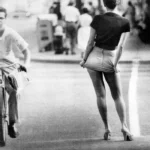 아래의 사진은 '1956년 9월, 미니스커트를 입은 이탈리아 밀라노 거리의 여성'이라는 제목으로 처음 온라인에 등장했다. 5