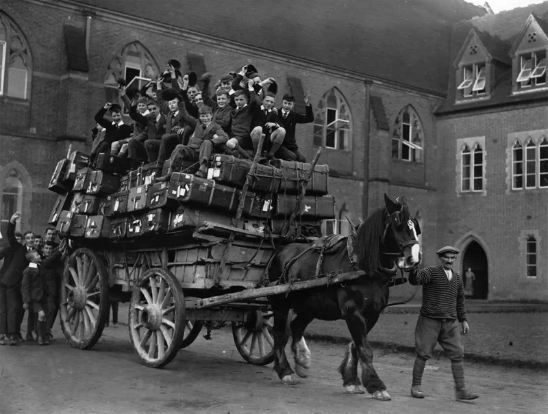 1919년, 가을학기(Michaelmas term)가 끝나고 방학을 맞은 영국 아딩리 칼리지(Ardingly College)의 학생들이 집으로 가기 위해 마차에 올라타 있다. 1