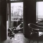 아래의 사진은 종군기자 로버트 카파(Robert Capa)가 2차 대전 유럽전쟁의 막바지였던 1945년 4월 18일에 독일 라이프치히에서 촬영한 것으로, 한 건물의 발코니에서 독일군 저격수의 총에 맞아 전사한 미군 병사의 모습을 담고 있다. 7
