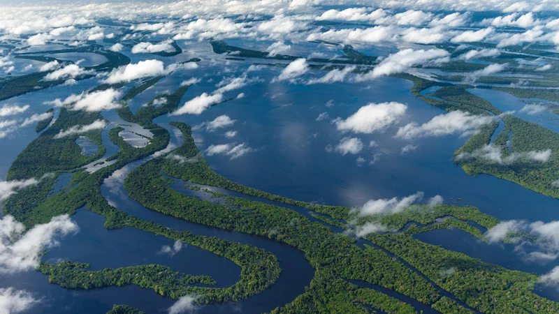 아마존강(Rio Amazonas)은 길이는 나일강에 이어 두 번째이지만 유역면적과 유량으로 세계 최대를 자랑하는 곳이다. 1