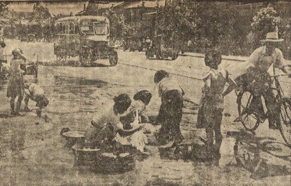 1955년, 수도관이 터지자 빨래터로 변한 서울거리