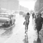1968년 7월, 폴란드의 다큐멘터리 영화제작자이자 사진작가인 즈비스코 시마즈코(Zbyszko Siemaszko, 1925~2015)는 풀라브스카 거리(Puławska Street)에서 갑작스럽게 쏟아지는 소나기 속을 맨발로 뛰는 소녀를 포착했다. 훗날 이 장면은 그가 찍은 수많은 사진 중 가장 유명한 것이 되었다. 27