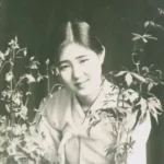 1920년대부터 30년대 초까지 조선반도 최고의 기생 중 하나로 알려진 장연홍(張蓮紅). 그녀는 정점에서 돌연 상해로 떠나 영원히 잠적해버린 사연 때문에 신비로움까지 더해져 현재까지 미스터리한 기녀로 남아있다. 2