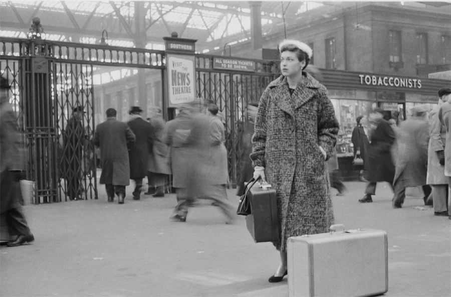 1956년, 영국 잡지 픽쳐 포스트(Picture Post)의 사진작가 버트 하디(Bert Hardy, 1913~1995)는 여성잡지 우먼스 오운(Woman's Own)의 부편집장으로 있던 여성에게 자신이 맡은 프로젝트의 모델이 되어줄 것을 제안했다. 3