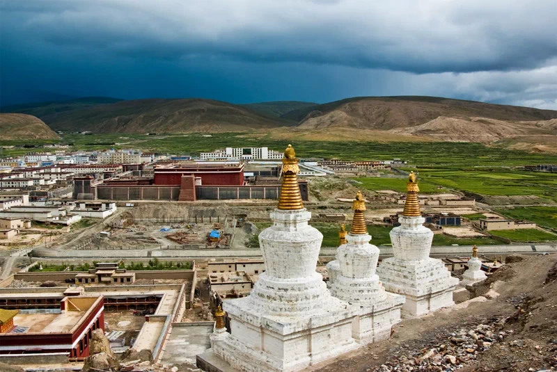 문제의 책꽂이는 1073년에 창건된 티베트 사키야 수도원(Sakya Monastery)에 있는 것으로, 이 수도원은 원래 4만 권 정도의 책을 소장하고 있었는데 승려들이 거대한 기도실 벽의 뒤편에 숨겨진 책꽂이를 2003년에 발견하였다. 3