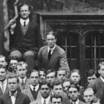 아래의 사진은 영국의 작가 J.R.R. 톨킨(John Ronald Reuel Tolkien, 1892~1973)이 1911년, 옥스퍼드 대학교 엑서터 대학의 신입생으로 기념사진을 찍은 모습. 17