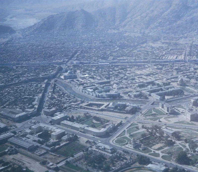 <p>
▲ 카불 국제공항(Kabul International Airport). 1960년 소련이 건설하였으며 9·11 테러 이후 미국과 연합군의 공습을 받아 파괴되었다가 재건되었다. ▲ 아프가니스탄 수도 카불의 항공촬영 모습 ▲ 카불 구 시가지 전경 ▲ 1932년에 문을 연 카불대학교(Kabul University) 캠퍼스. 1950년에는 여성들에게도 개방되면서 2021년 8월 현재 2,2000명의 학생 중 43%가 여학생이다. 하지만 탈레반이 재집권하면서 이들의 미래는 알 수 없다. ▲ 카불대학교 기숙사 ▲ 서기 5세기경에 건설된 카불의 발라 히사르(Bala Hissar) 요새 ▲ 카불 구 시가지의 오래된 집들 ▲ 마자르이샤리프(Mazar-i-Sharif)의 항공촬영 모습. 50만 명의 인구로 아프가니스탄에서 인구 규모에서는 세 번째로 큰 도시이다. ▲ 마자르이샤리프(Mazar-i-Sharif)의 항공촬영 모습 ▲ 나디르 샤(Nadir Shah, 1688~1747)의 영묘.(관련 글: 비운의 공작좌) ▲ 마자르이샤리프(Mazar-i-Sharif) 공항. 1960년대 냉전기간 동안 미국이 중동에서 영향력을 발휘하기 위해 건설한 곳으로 아프가니스탄에서 가장 큰 공항 중 하나(네 번째)이다. 아이러니하게도 1980년대에는 냉전의 상대인 소련군이 무자헤딘을 타격하기 위해 사용하기도 하였다. ▲ 부르카를 쓰고 어딘가로 가는 여성 ▲ 부르카를 쓰고 아이를 안고 가는 아프가니스탄 여성. 앞으로 드러난 현대적인 스커트가 눈길을 끈다. ▲ 면화를 가득 실은 트럭. 이 시기 아프가니스탄은 과일과 면화가 수출량의 60%를 차지할 정도였으나 내전으로 농지와 관개시설이 파괴되면서 수출량이 급감했다. 무엇보다 300만 명의 농민들이 국외로 탈출했다. ▲ 다양한 열대과일 상인 ▲ 상공에서 본 바미얀 계곡 ▲ 바미얀에 거주하는 유목민들의 몽골식 유르트(yurt) ▲ 불상이 있는 바미얀 계곡 ▲ 지금은 사진으로만 볼 수 있는 바미얀 석불. 파괴 이후 잔해 속에서 페르시아의 유적이 발견되기도 하였다.(관련 글: 페르시아의 불사조) ▲ 바미얀 석불은 2001년 3월 탈레반에 의해 완전히 파괴되었지만, 1969년 사진 속에서도 이미 잘려나간 얼굴과 파손된 다리로 추측할 수 있듯이 오랜 세월 이곳의 무슬림 사회로부터 배척되는 건축물이었다. ▲ 바미얀 계곡에 있는 고대 요새의 흔적 ▲ 칸다하르 국제공항(Kandahar International Airport). 아프가니스탄에서 두 번째로 큰 국제공항이자 최대의 군사기지로 역시 1950년대 후반 미국이 영향력 강화를 위해 건설하였다. ▲ 힌두쿠시(Hindu Kush) 산맥 풍경. 해발 7,000m 이상의 고산이 많은 곳으로 7,708m의 티리치미르(Tirich Mir)산이 가장 높다. ▲ 힌두쿠시 산맥에 있는 고대의 요새. 이 일대는 과거 탈레반이 근거지로 삼았던 곳이다. ▲ 힌두쿠시 산맥의 장엄한 풍경. '힌두 쿠시'란 힌두인들이 죽는 곳이라는 의미로 과거 인도의 노예들이 이송 중 이곳에서 많이 사망해서 붙여진 이름이라는 이야기가 전해져 온다. ▲ 상공에서 본 힌두쿠시 산맥. 이 지역은 영국이 설정한 국경선 탓에 파키스탄과 아프가니스탄의 오랜 분쟁지역으로 남아있다.</p> 3