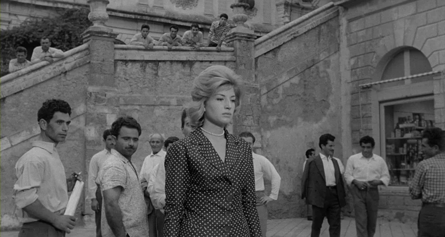 '이탈리아 영화의 여왕'이라는 호칭으로 유명한 모니카 비티(Monica Vitti)는 1931년 11월 3일 로마에서 태어나 아마추어 극단 활동을 하다가 1954년 'Ridere! Ridere! Ridere!'라는 코미디 영화로 데뷔했다. 3