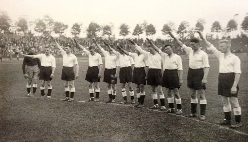 1934년, 독일 축구팀과의 프리시즌 투어 중 잉글랜드 더비 카운티(Derby County FC)의 선수들이 독일국가 연주 중 '나치 경례'를 하는 가운데 골키퍼 잭 커비(Jack Kirby)만이 이를 거부하고 있다. 1