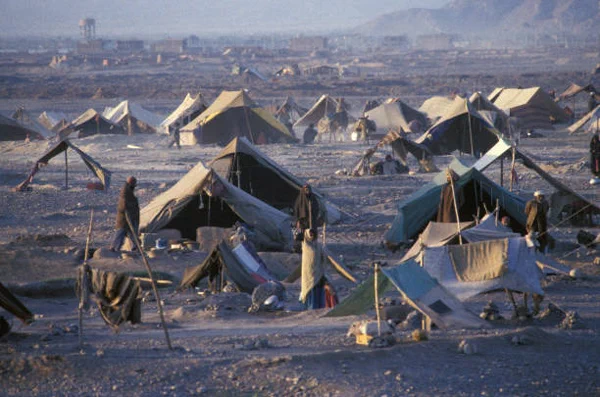 유명 사진작가 스티브 맥커리(Steve McCurry)는 빈곤지역의 인물을 촬영한 작품들을 많이 남겨왔는데, 그중에서도 1985년 잡지 내셔널지오그래픽의 6월호 커버모델로 등장한 '아프간 소녀(Afghan girl)'가 가장 유명하다. 3