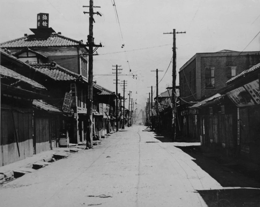 6.25전쟁(한국전쟁)이 발발하고 약 한 달 후인 1950년 7월 20일, 미군 제24사단 34 보병연대가 대전의 거리에서 엄폐하며 이동하고 있는 모습이다. 3