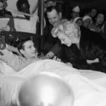 1954년 2월 5일, 일본을 방문한 마릴린 먼로(Marilyn Monroe, 1926~1962)가 도쿄 육군병원의 주일미군 부상병들을 위문했다. 19