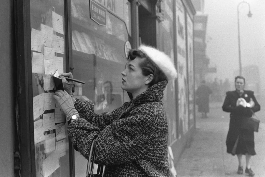 1956년, 영국 잡지 픽쳐 포스트(Picture Post)의 사진작가 버트 하디(Bert Hardy, 1913~1995)는 여성잡지 우먼스 오운(Woman's Own)의 부편집장으로 있던 여성에게 자신이 맡은 프로젝트의 모델이 되어줄 것을 제안했다. 5